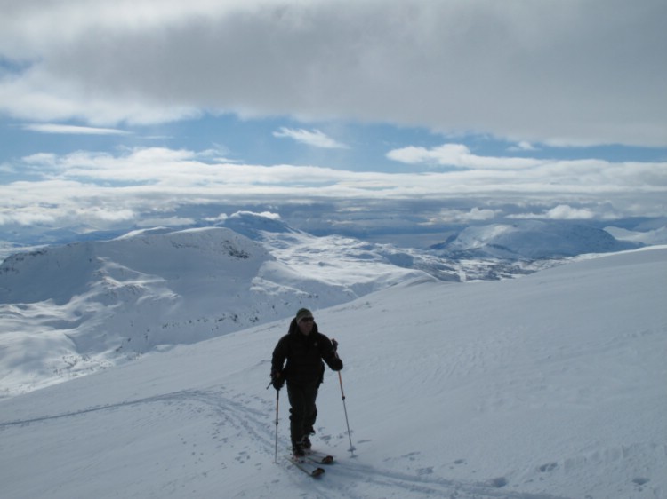 På väg upp på ett av hemmafjellen - Spanstind. Kombovecka April 2012. Foto: Magnus Strand