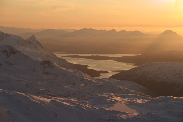 Kvällsljus över Romabacksfjorden på väg hem. Heliski Riksgränsen 29 april 2009. Foto: Andreas Bengtsson